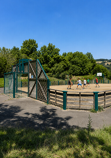 Terrain de basket du camping du lac de Saint-Point Lamartine en Saône-et-Loire